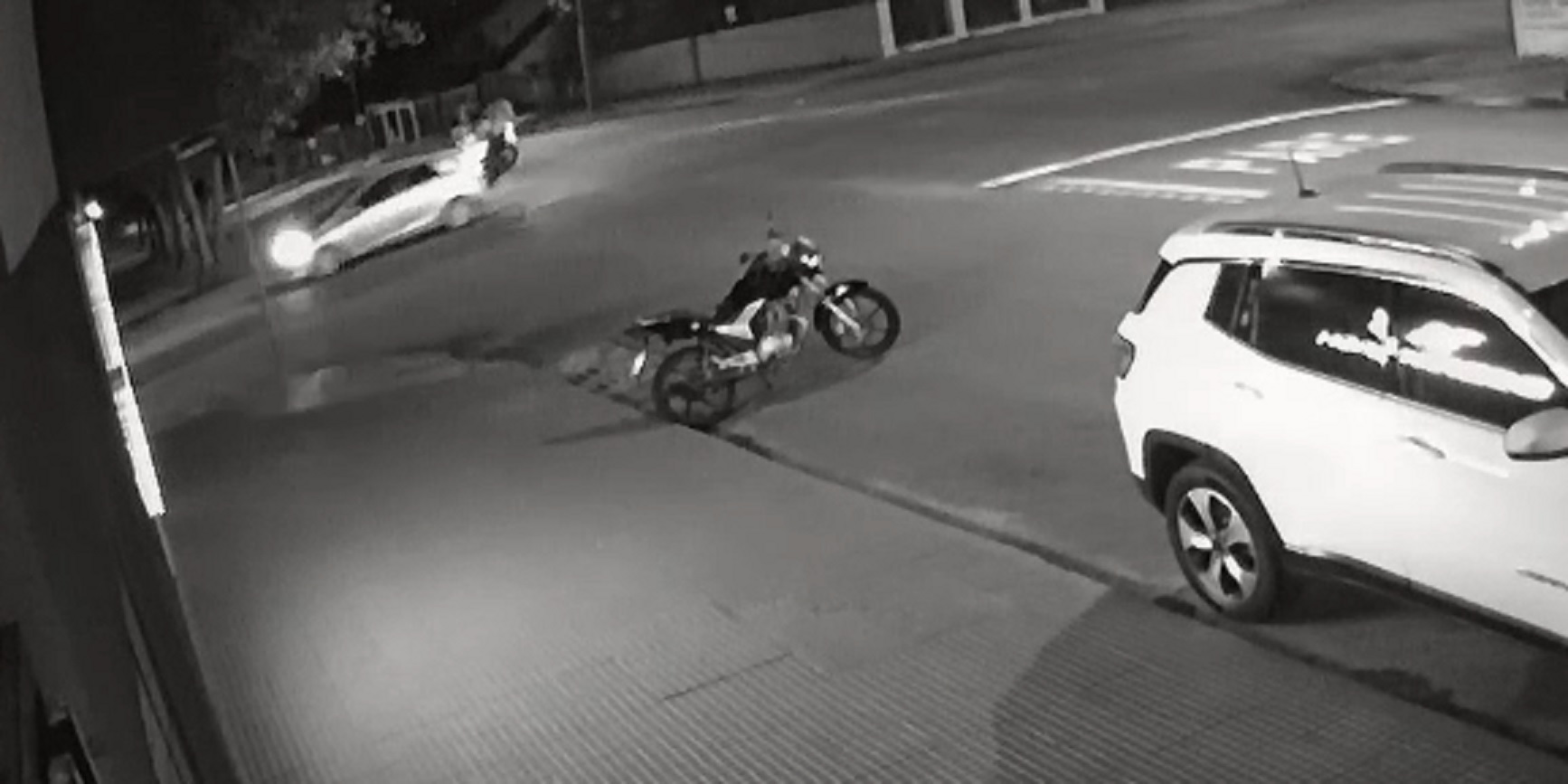 Câmeras flagram acidente que deixou motociclista ferido no Centro de Cascavel; veja o vídeo
