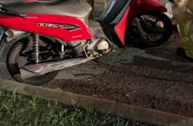 Cabos de telefonia enroscam em motocicleta, mulher sofre queda e fica ferida