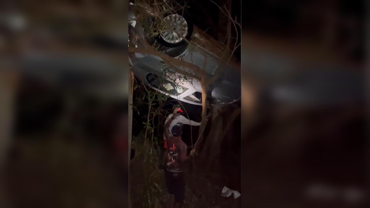 Carro fica pendurado em árvore após acidente na PR-542 Imagem referente a Carro fica pendurado em árvore após acidente na PR-542