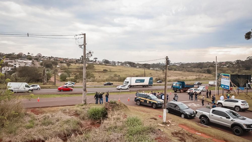 PRF orienta motoristas de veículos pesados a evitarem BR-277 devido a obras na trincheira Imagem referente a PRF orienta motoristas de veículos pesados a evitarem BR-277 devido a obras na trincheira