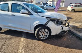 Carros batem em cruzamento onde empresários clamam por redutor de velocidade Carros batem em cruzamento onde empresários clamam por redutor de velocidade