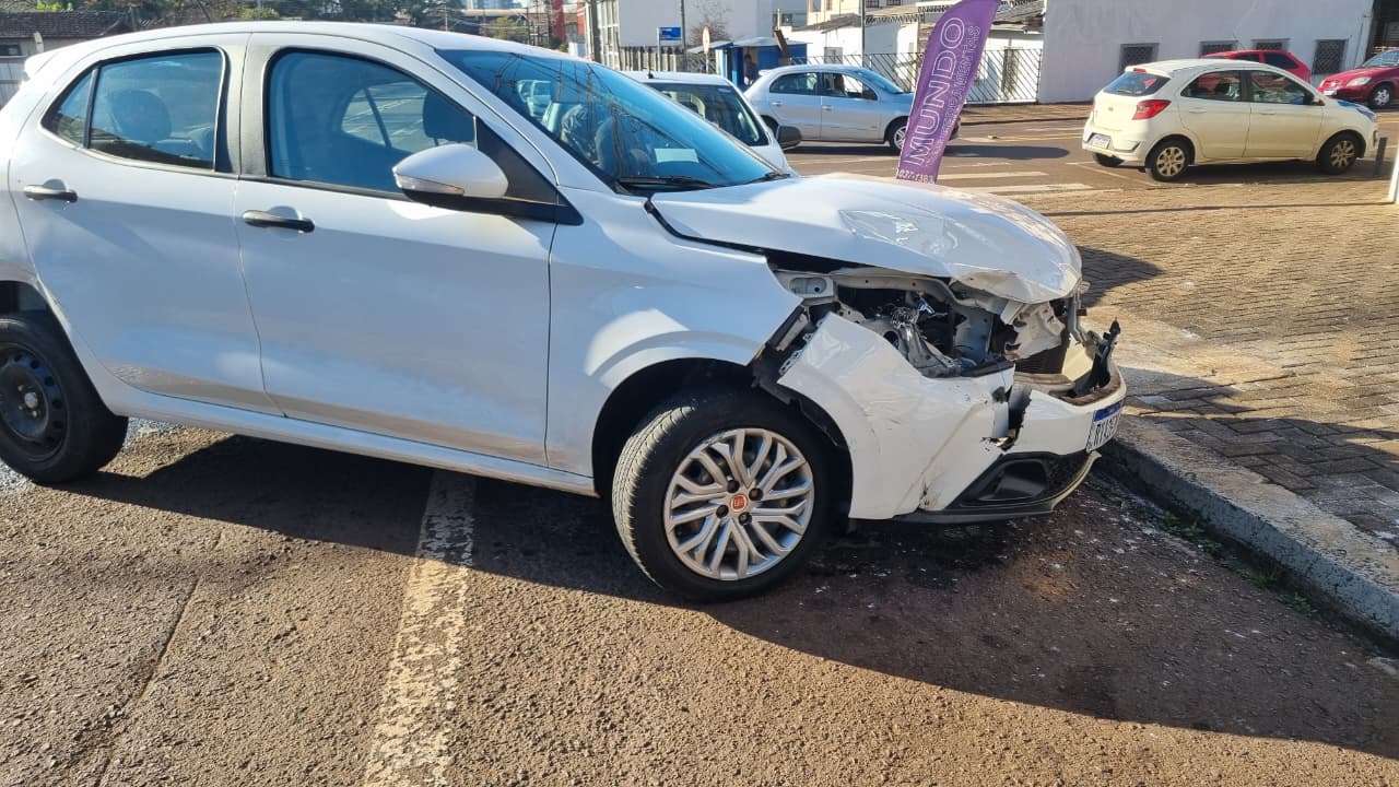 Carros batem em cruzamento onde empresários clamam por redutor de velocidade