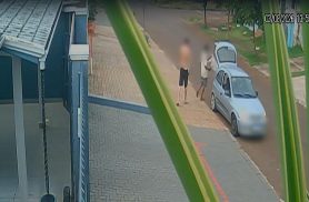 Flagra: Homens recolhem lixo reciclável, mas não devolvem bolsas da coleta Flagra: Homens recolhem lixo reciclável, mas não devolvem bolsas da coleta