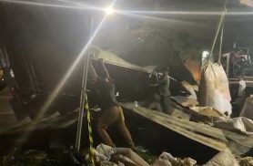 Veja momento em que caminhão é destombado em Cascavel