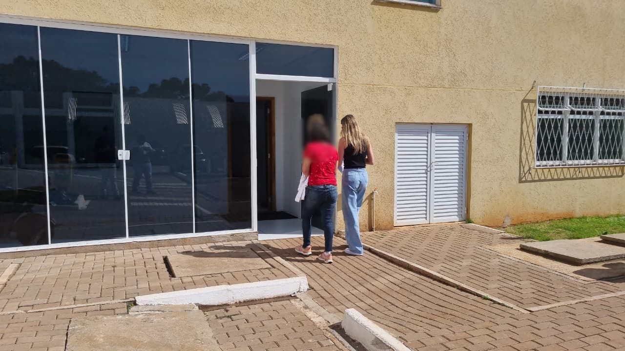 Mulher é presa com mandado de prisão ao dever R$ 5 mil em pensão alimentícia