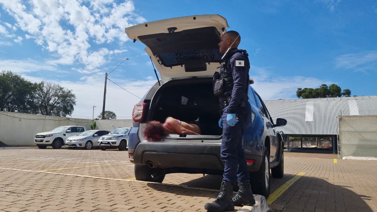 Mulher tenta esfaquear passageira em ônibus e é presa após furto de carnes em Cascavel