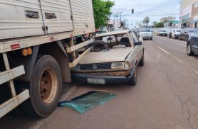 Saveiro bate na traseira de caminhão estacionado no bairro Neva, em Cascavel