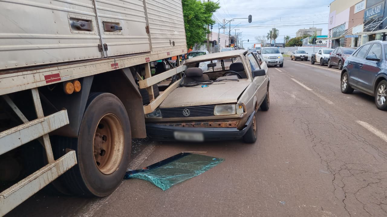 Saveiro bate na traseira de caminhão estacionado no bairro Neva, em Cascavel
