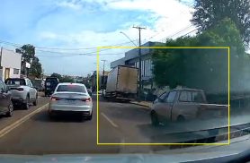 Câmera veicular flagra Saveiro batendo na traseira de caminhão em Cascavel