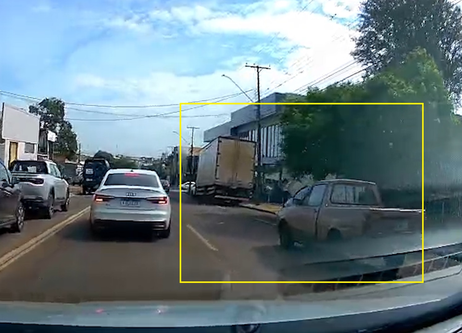 Câmera veicular flagra Saveiro batendo na traseira de caminhão em Cascavel