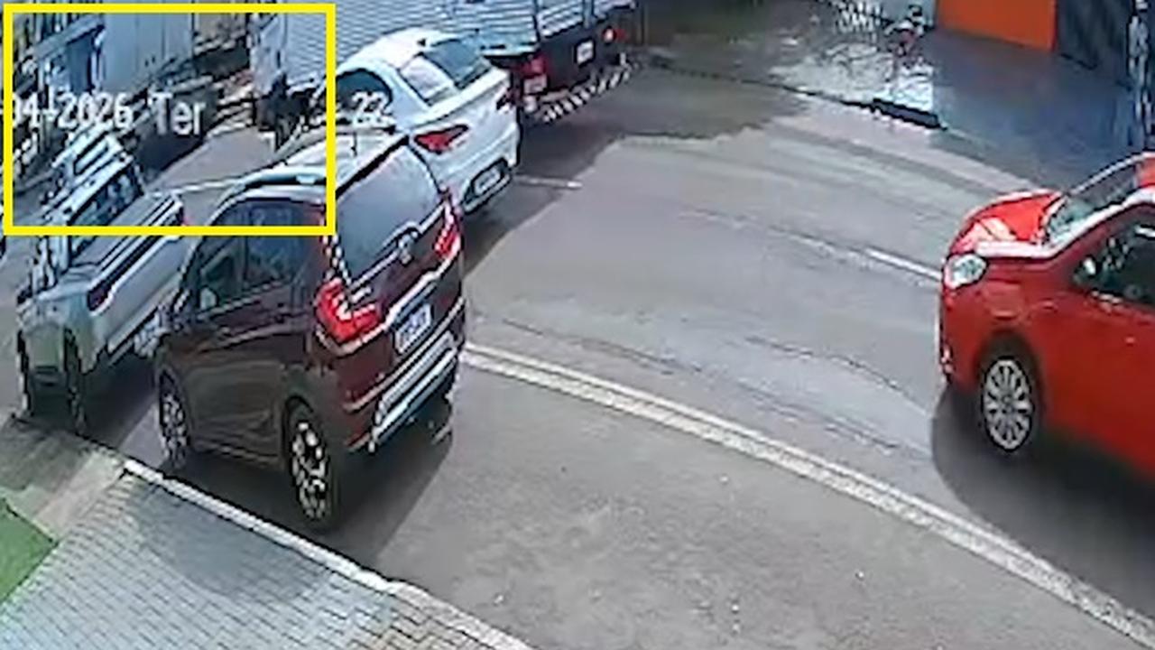 Câmera de segurança flagra Saveiro batendo contra traseira de caminhão