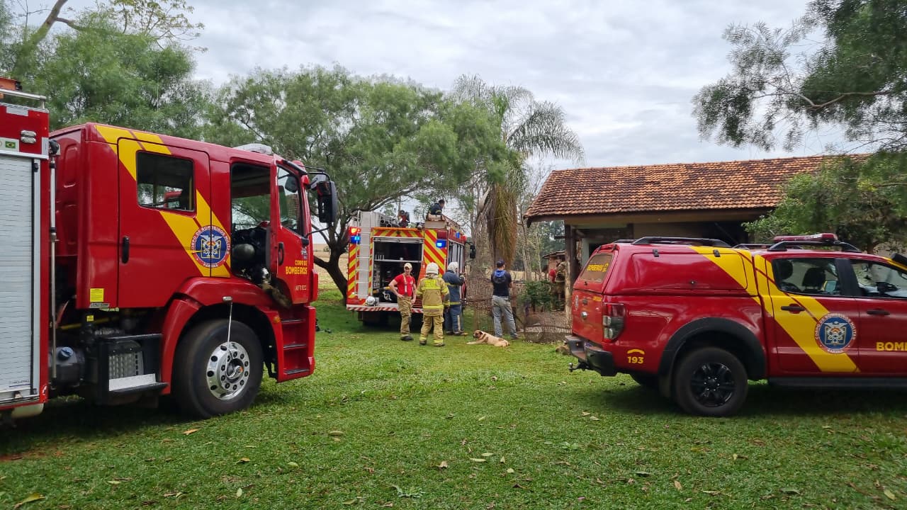 Incêndio transforma quarto em cinzas e compromete estrutura de residência em Cascavel