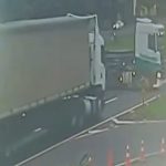 Imagem relativa a Câmera registra colisão entre caminhões na rodovia BR-376