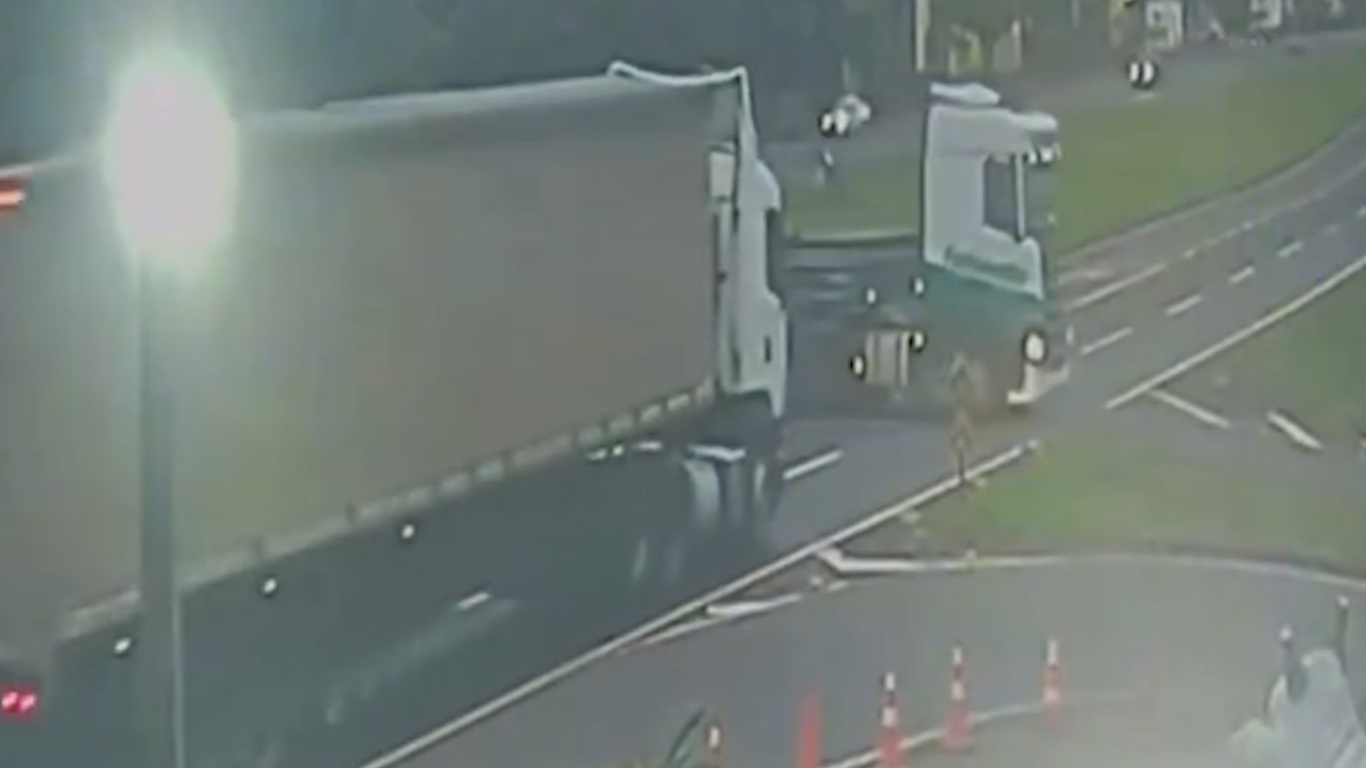 Câmera registra colisão entre caminhões na rodovia BR-376