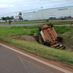 Imagem relativa a Motorista capota carro em valeta na BR-163 e é hospitalizado em Toledo