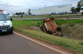 Motorista capota carro em valeta na BR-163 e é hospitalizado em Toledo