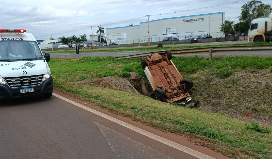 Imagem referente a Motorista capota carro em valeta na BR-163 e é hospitalizado em Toledo