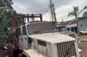 Lei ou abuso? Moradores acusam caminhoneiro de transformar rua em garagem particular