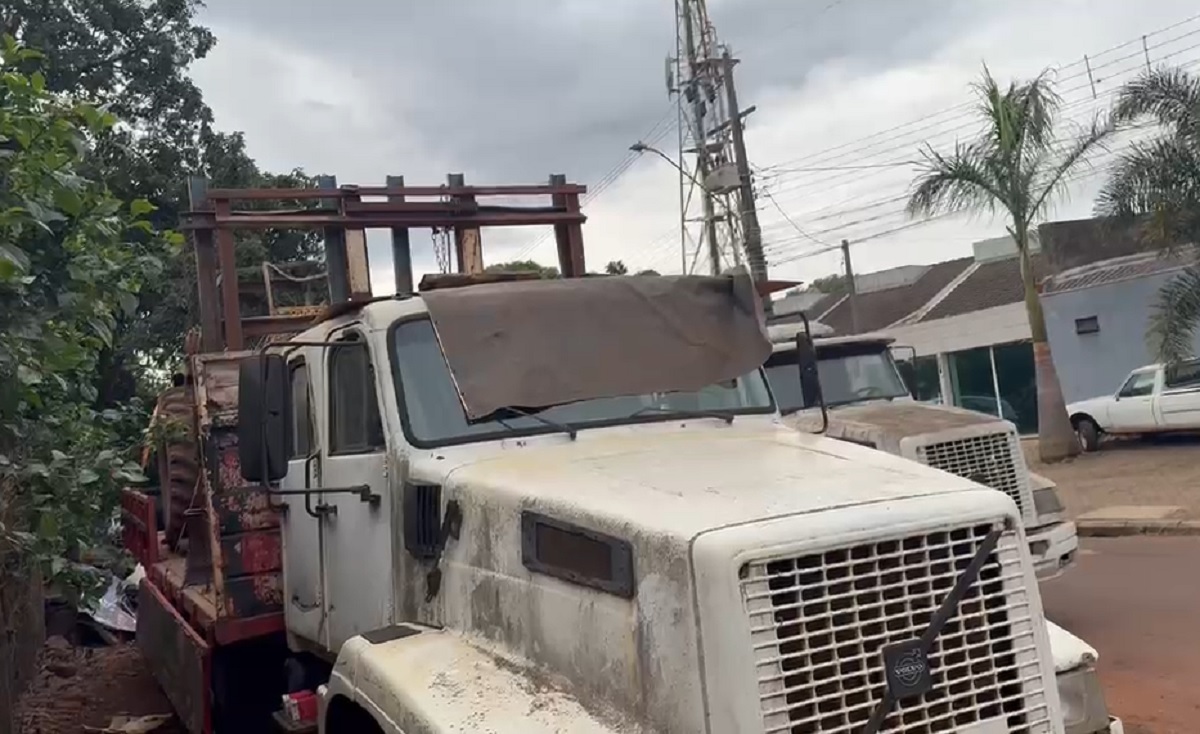 Lei ou abuso? Moradores acusam caminhoneiro de transformar rua em garagem particular