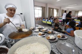 Prefeitura serve mais de 90 mil refeições por dia nas escolas e Cmeis de Cascavel