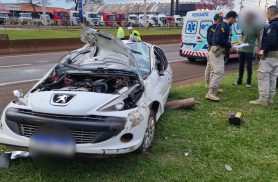 Impressionante: Motorista escapa ileso após Peugeot capotar várias vezes na BR-277, em Cascavel