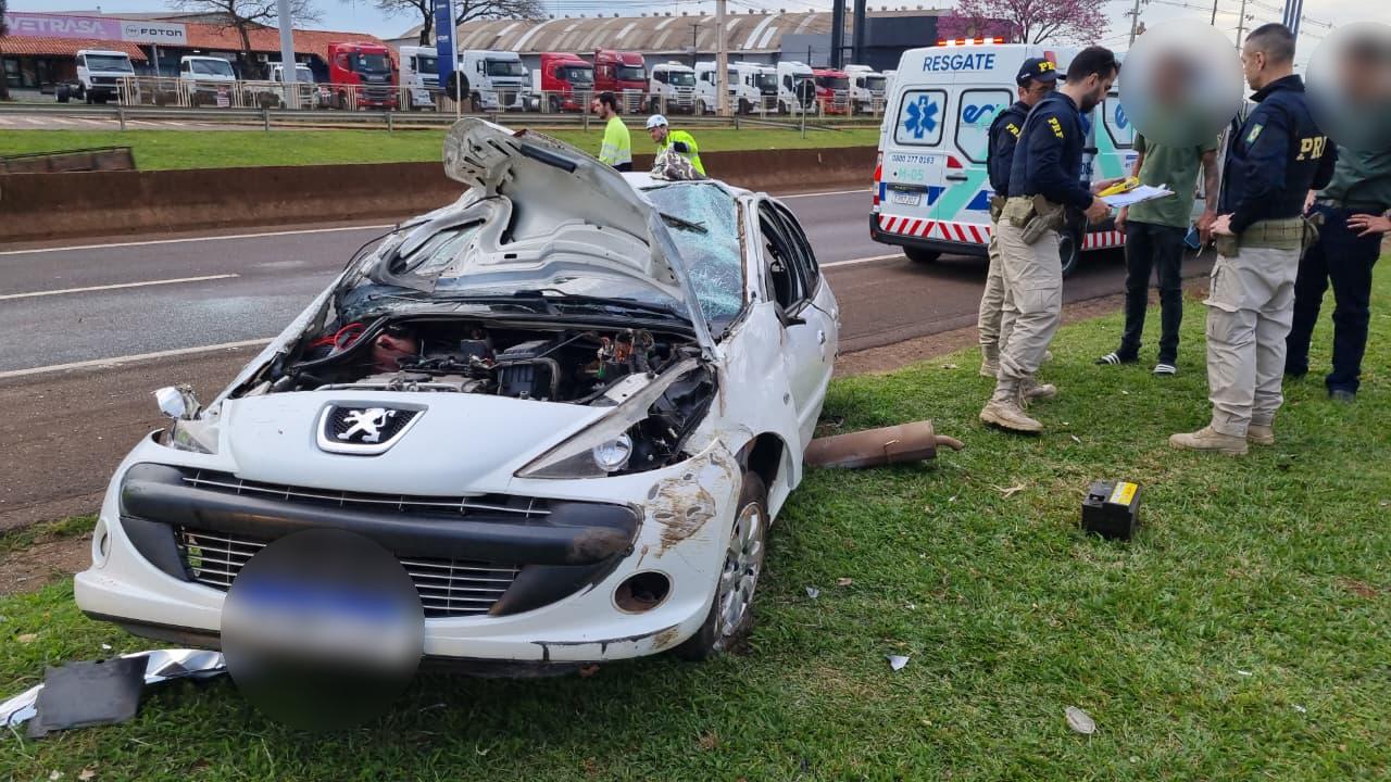 Impressionante: Motorista escapa ileso após Peugeot capotar várias vezes na BR-277, em Cascavel
