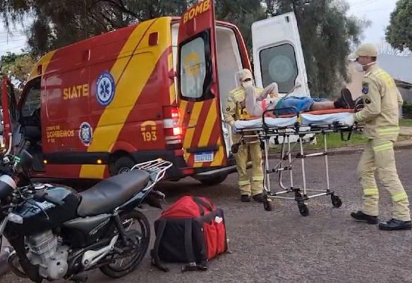 Entregador fica ferido em batida entre moto e carro no bairro Nova Iorque
