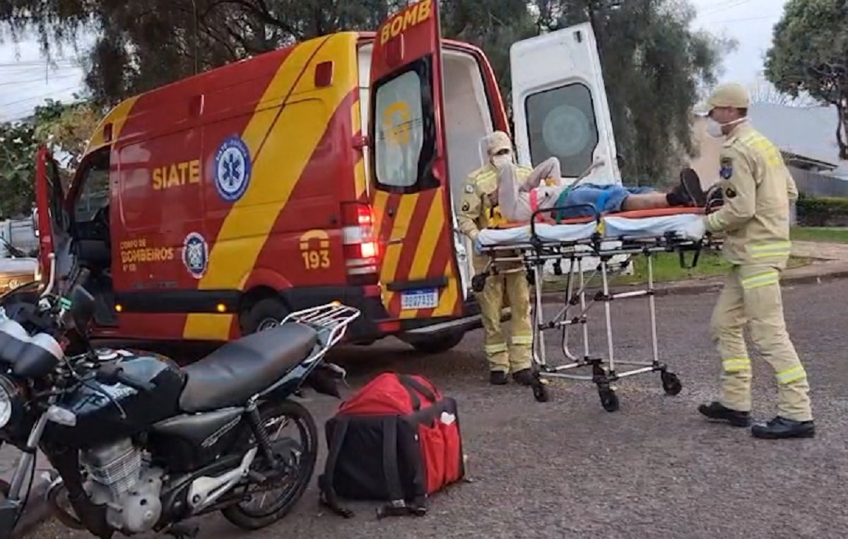 Entregador fica ferido em batida entre moto e carro no bairro Nova Iorque