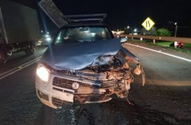 Fiat Strada e caminhão se envolvem em acidente na BR-277