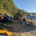 Imagem relativa a Carreta tomba, atinge pedestres e deixa dois mortos na BR-376; vítima grave foi levada de helicóptero