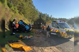 Carreta tomba, atinge pedestres e deixa dois mortos na BR-376; vítima grave foi levada de helicóptero