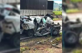 Batida entre carro e duas carretas mata uma pessoa e deixa feridos na PR-487