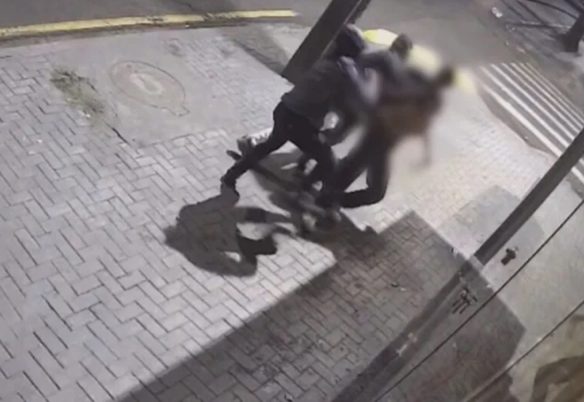 Casal é agredido durante assalto violento; imagens mostram ação dos suspeitos