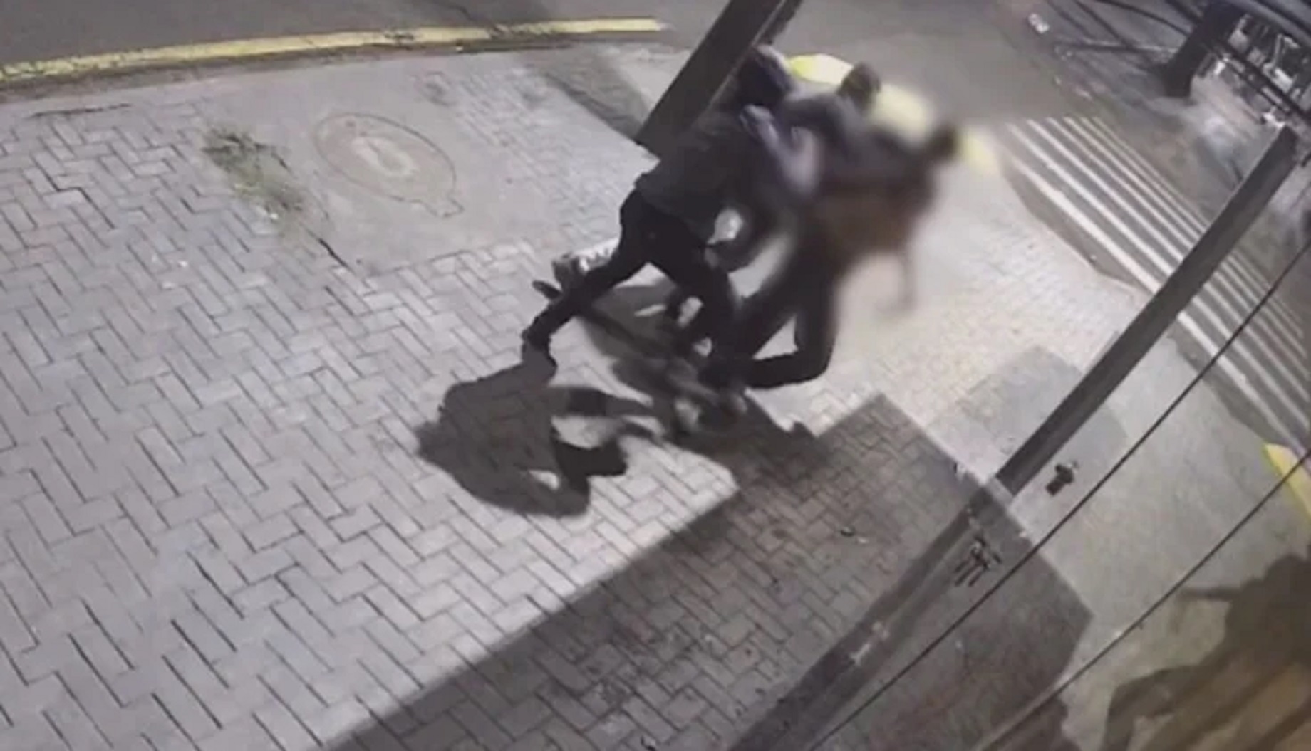 Casal é agredido durante assalto violento; imagens mostram ação dos suspeitos