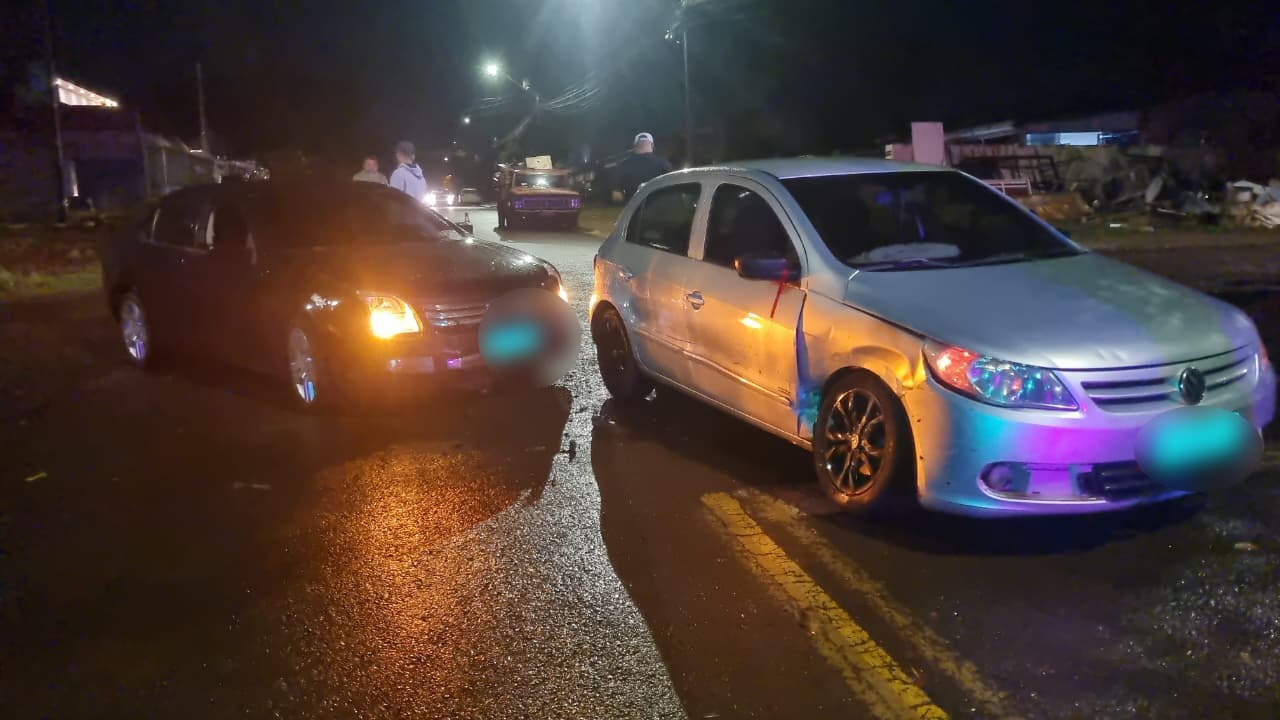 Colisão entre Gol e Fusion é registrada no Bairro Floresta em Cascavel