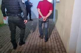 Homem com mandado de prisão em aberto é preso na Rua Jacarezinho