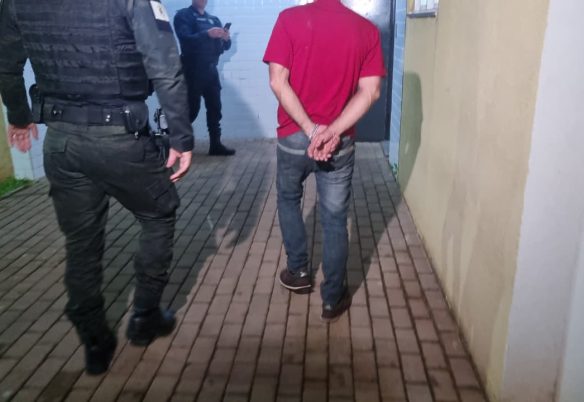 Homem com mandado de prisão em aberto é preso na Rua Jacarezinho