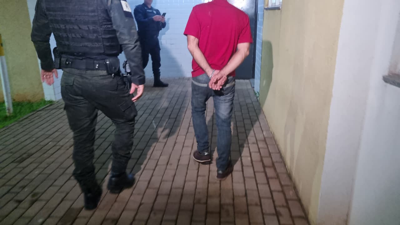Homem com mandado de prisão em aberto é preso na Rua Jacarezinho