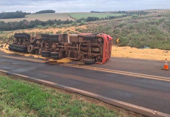 Caminhão carregado com milho tomba na PR-581 e motorista fica ferido em Assis Chateaubriand