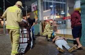 Homem passa mal, sofre queda e é socorrido no Centro de Cascavel