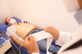 Diagnósticos precisos começam no laboratório: hoje é o Dia do Médico Patologista