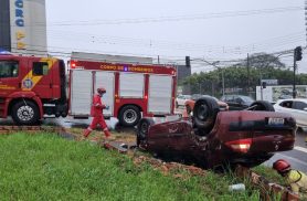 Dois ficam feridos após carro capotar no Centro de Cascavel
