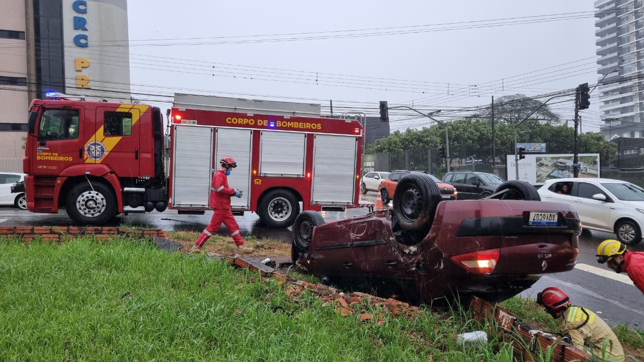 Dois ficam feridos após carro capotar no Centro de Cascavel