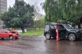 Palio e Jeep se envolvem em colisão no Bairro Neva