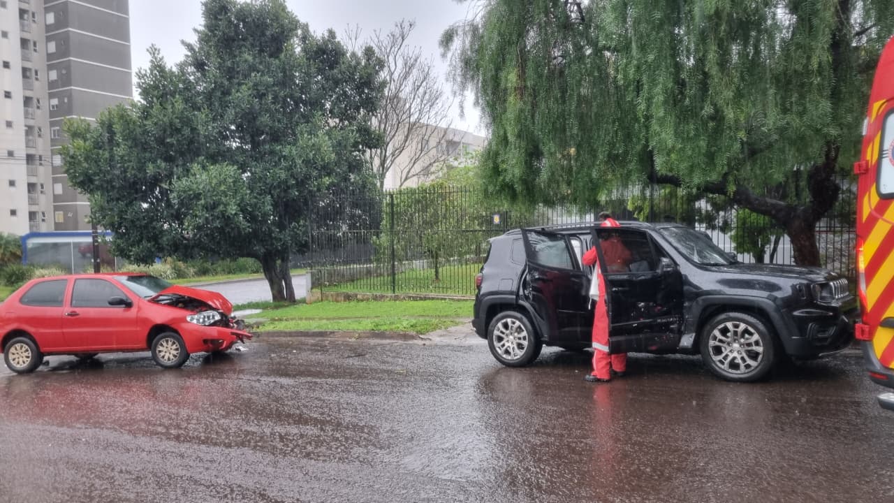 Palio e Jeep se envolvem em colisão no Bairro Neva