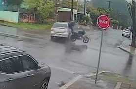 Vídeo mostra carro cruzando preferencial e provocando grave acidente com moto