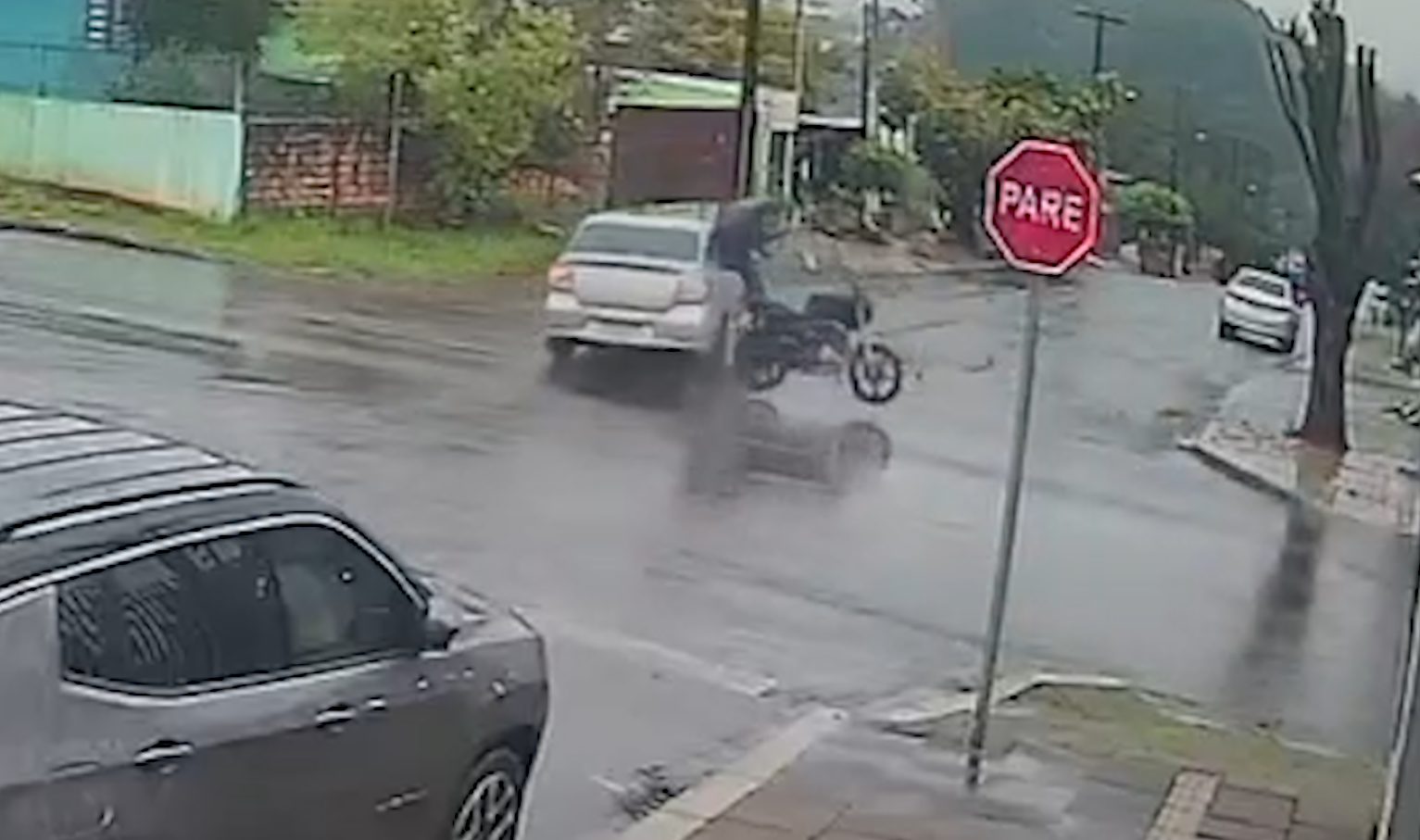 Vídeo mostra carro cruzando preferencial e provocando grave acidente com moto