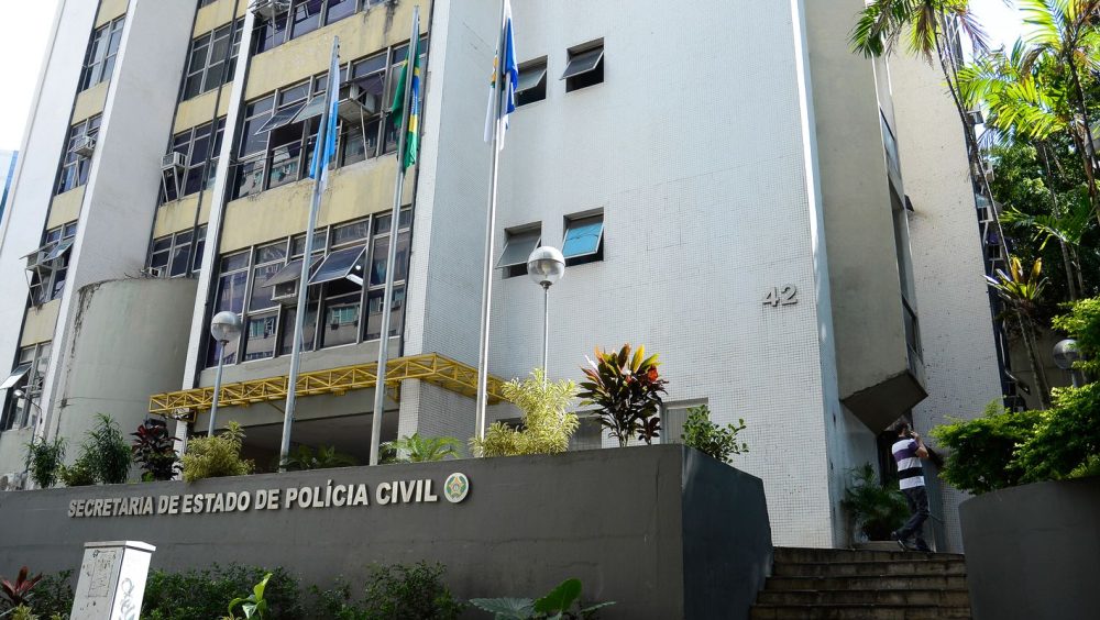 Polícia do Rio faz operações para prender dezenas de integrantes do CV Imagem referente a Polícia do Rio faz operações para prender dezenas de integrantes do CV
