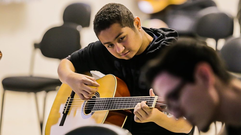 Projeto abre inscrições para aulas gratuitas de violão no Teatro Municipal de Cascavel Imagem referente a Projeto abre inscrições para aulas gratuitas de violão no Teatro Municipal de Cascavel