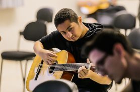 Projeto abre inscrições para aulas gratuitas de violão no Teatro Municipal de Cascavel